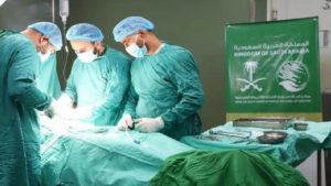 مركز الملك سلمان ينفذ جراحات طارئة لإنقاذ مصابي غزة