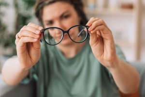7 نقاط تميز عدسات النظارة الطبية قبل الشراء