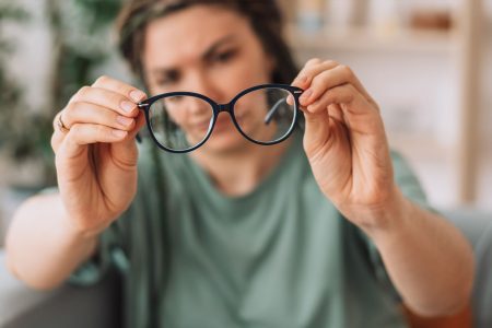 7 نقاط تميز عدسات النظارة الطبية قبل الشراء