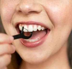 خيط الأسنان المهمل وخطر تجاهله على صحة الفم
