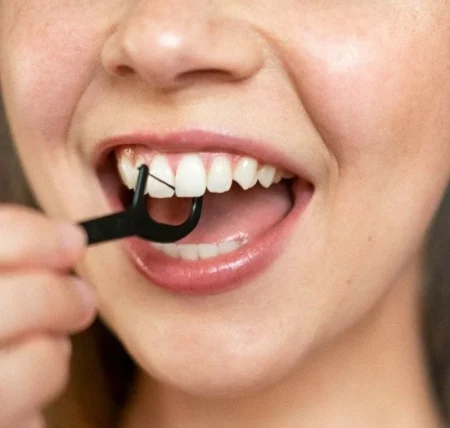 خيط الأسنان المهمل وخطر تجاهله على صحة الفم