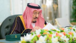خادم الحرمين يثمن نتائج القمة الثلاثية وتعزيز الشراكة الدفاعية طويلة المدى