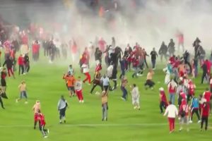 شغب واقتحام واعتداء على حارس مرمى بالدوري الكولومبي بسبب علم مسروق فيديو