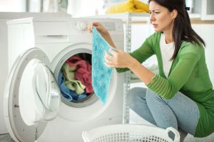 8 أخطاء تجعل الملابس تفوح برائحة كريهة بعد الغسيل