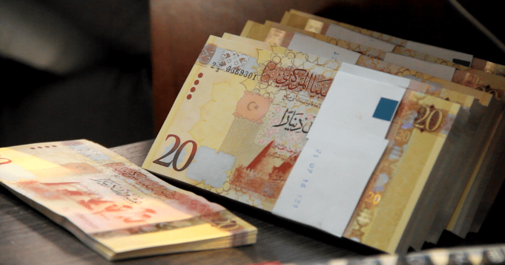من يقف وراء انهيار الدينار الليبي وتداعياته