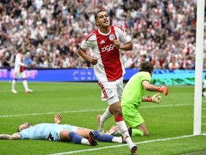 المغربي وزان يخطف الأنظار مع أياكس بعد مغادرته ريال مدريد