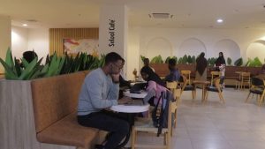 رحلة الباريستا الصومالية من ظلال الأشجار إلى المقاهي الحديثة
