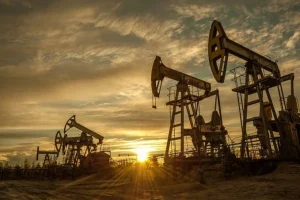 استقرار أسعار النفط قرب أدنى مستوى أسبوعي
