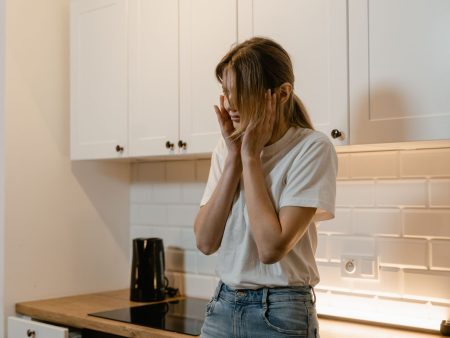 دراسة تكشف سر غضب البعض من أصوات المضغ