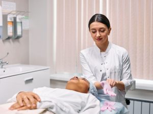 أهمية تقنيات تنظيف البشرة السطحي والعميق في العناية بالبشرة