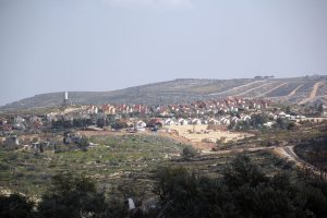 عائلة فلسطينية محاصرة بين ثلاث مستوطنات والأرض حرام