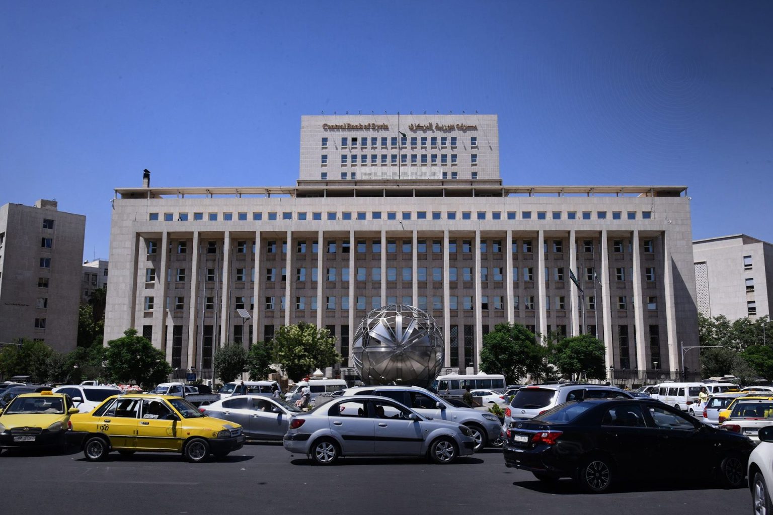الليرة السورية تتدهور مجدداً إثر انهيار الإنتاج وزيادة الاستيراد