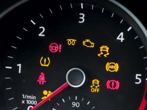 أضواء تحذيرية في السيارة: ماذا تعني ومتى تتوقف؟