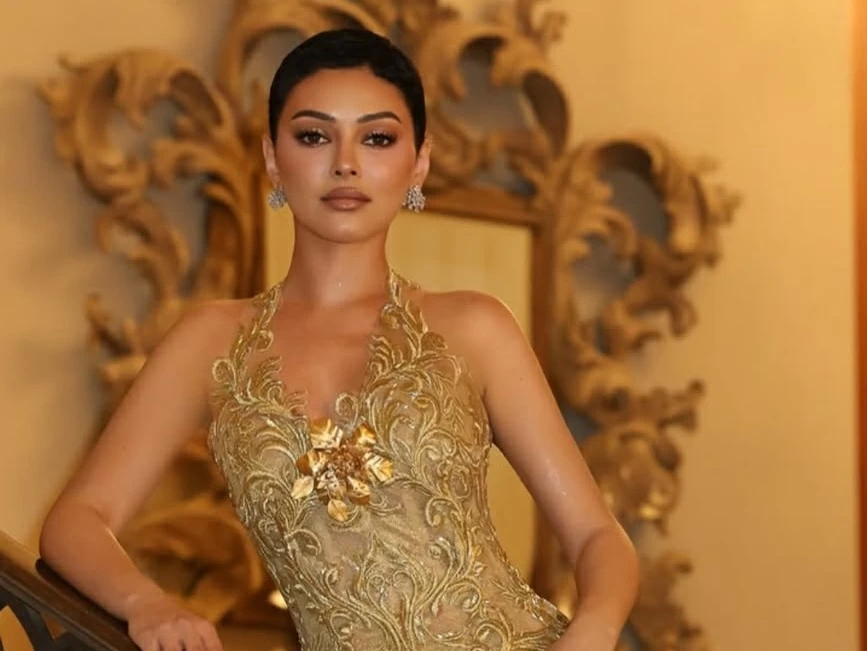 شوق الهادي تتألق بإطلالة ذهبية وشعر جريء