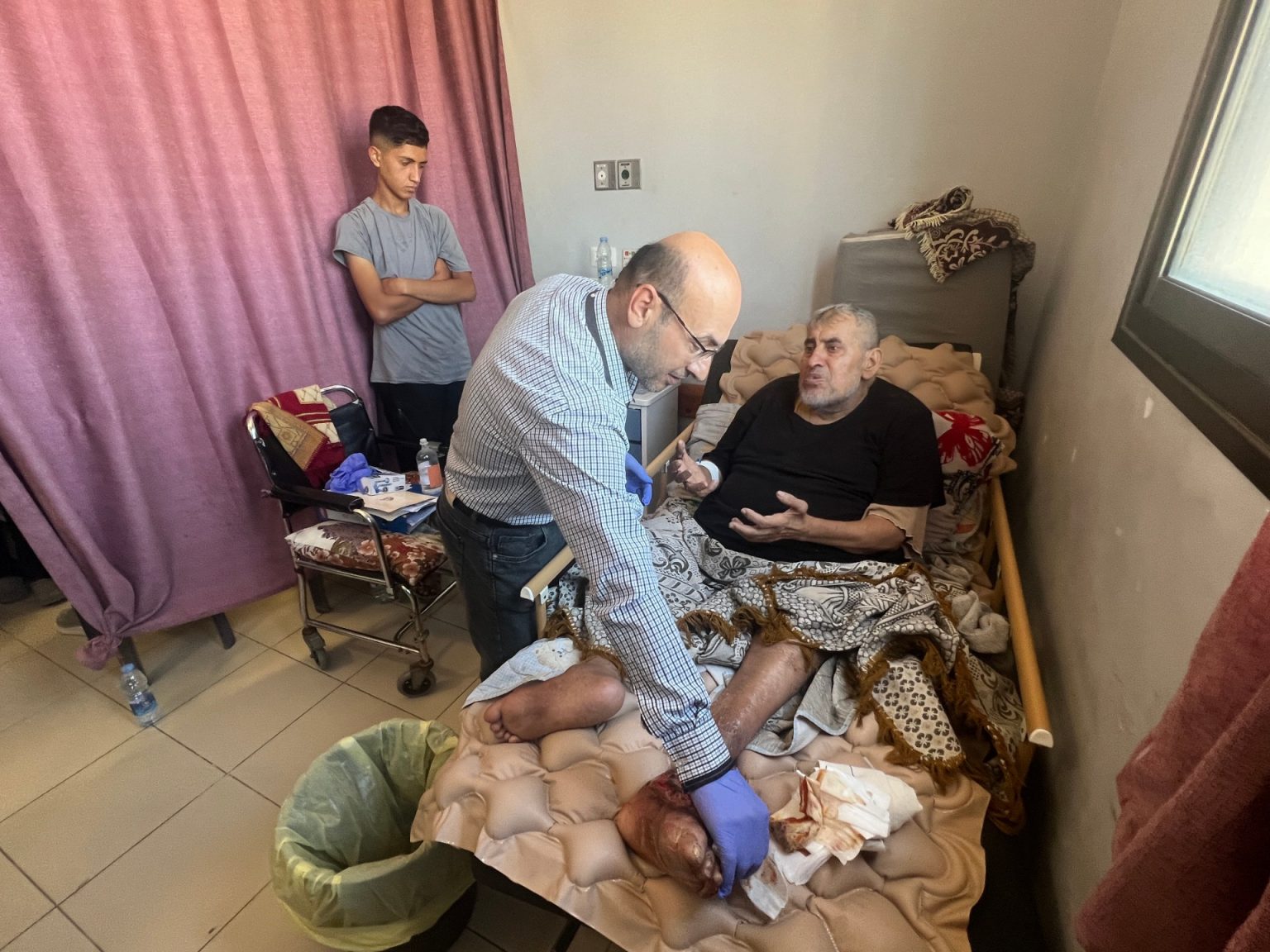 زمالة طبية تعالج آثار الحرب في غزة