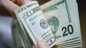 الدولار يستمر في صعوده مع انتظار قرارات البنوك المركزية
