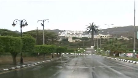 أمطار متوسطة تعزز أجواء المدينة المنورة حسب الأرصاد