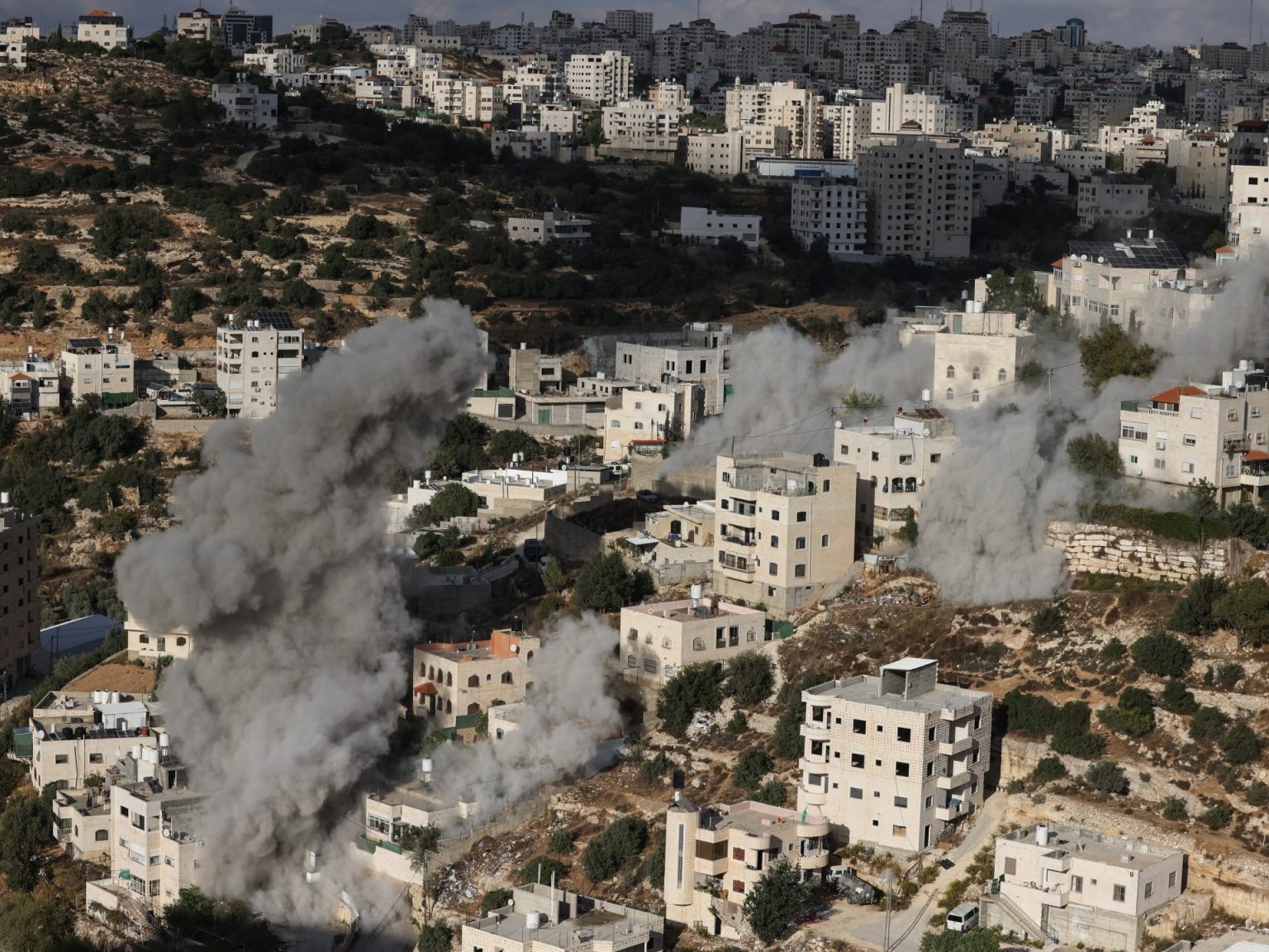 الاحتلال يفجر منازل منفذي فرش الهوى ويقمع الفلسطينيين بالخليل