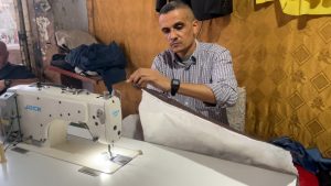 ابتكار حقائب من الشوادر لمواجهة قسوة الحصار في غزة