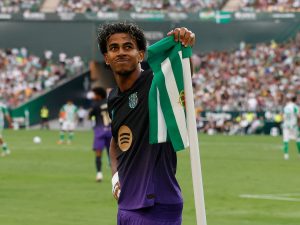 لامين جمال يستعد بعد خيبة باريس لحضور الكرة الذهبية