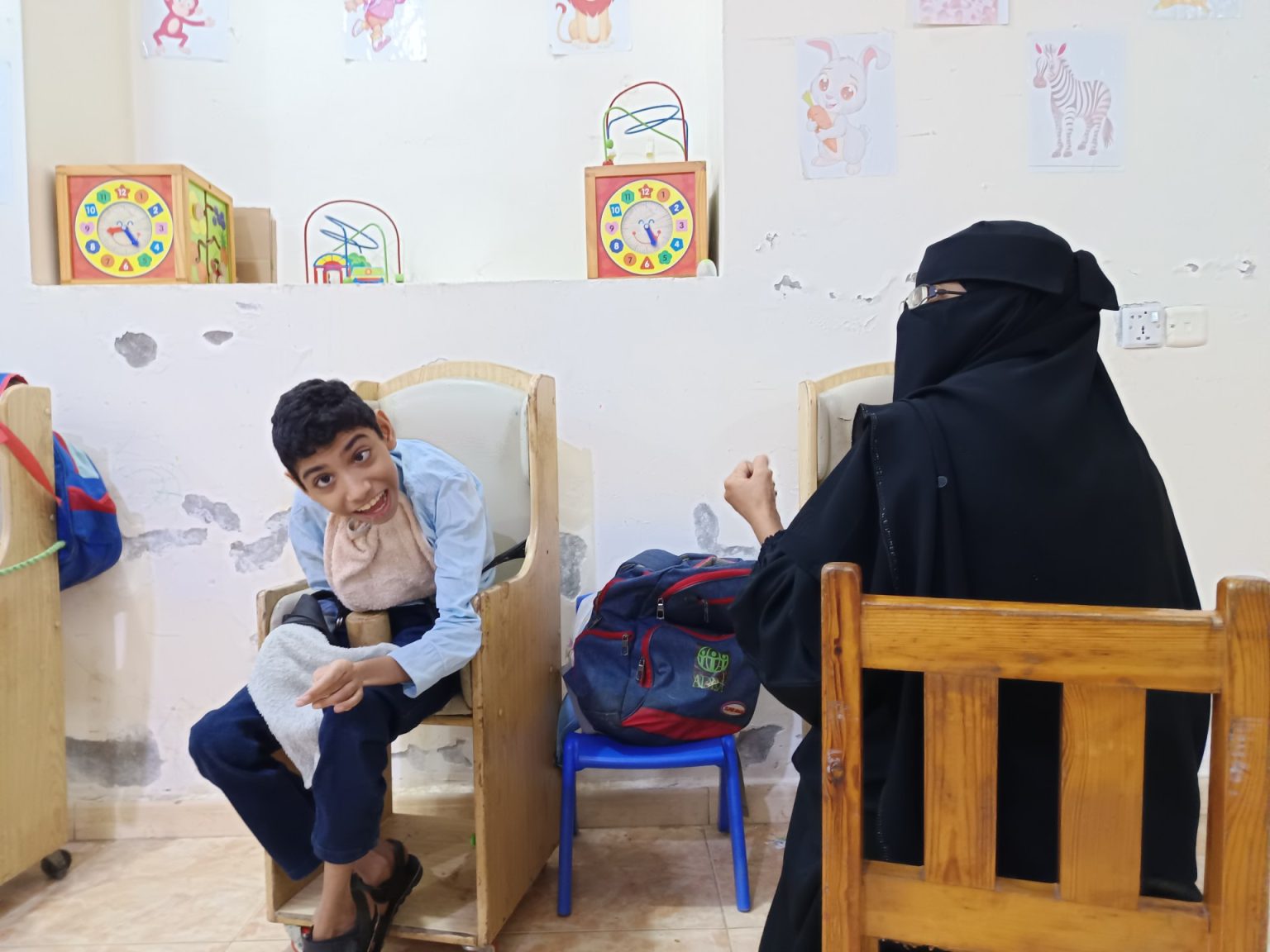 الحرب في عدن تضاعف معاناة أطفال الشلل الدماغي بعد وفاة طفلين