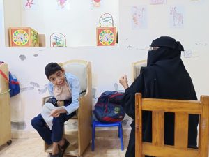 الحرب في عدن تضاعف معاناة أطفال الشلل الدماغي بعد وفاة طفلين